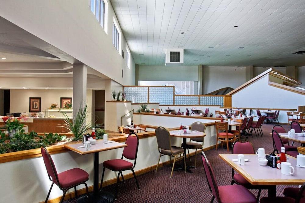 Salina Ambassador Hotel & Conference Center Restoran foto